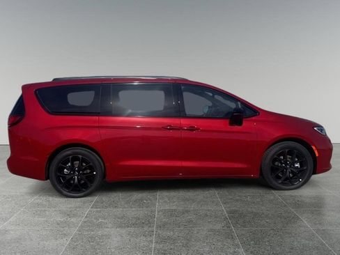 New 2026 Chrysler Pacifica Limited w/ S Appearance Package image 2