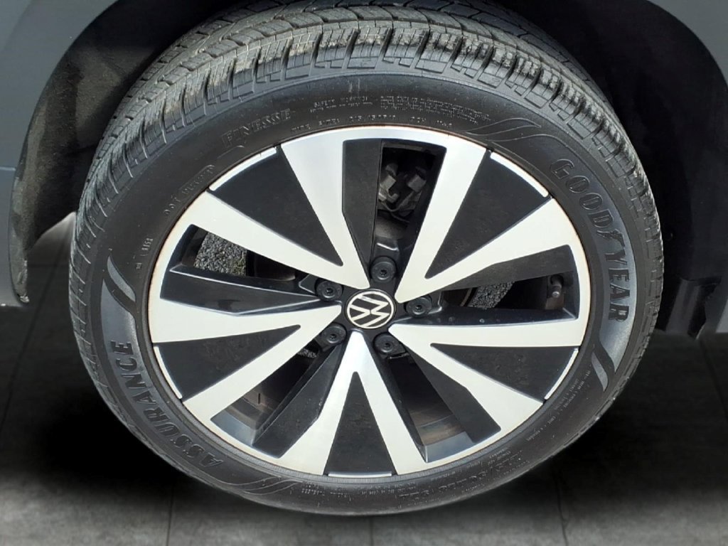 Used 2024 Volkswagen Taos SE w/ MDO Package FWD image 9