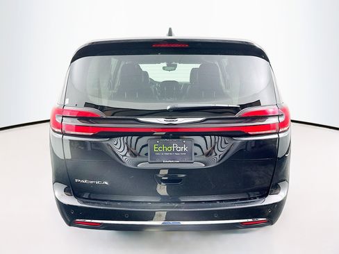 Used 2024 Chrysler Pacifica Touring-L image 7