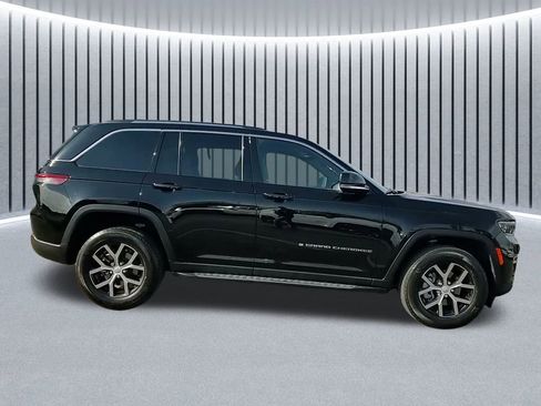 Used 2023 Jeep Grand Cherokee Limited image 3
