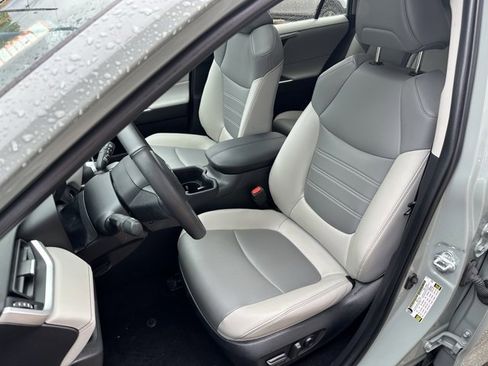 Used 2023 Toyota RAV4 XLE Premium image 9