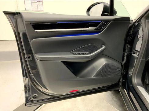 Used 2025 Porsche Macan Electric image 27