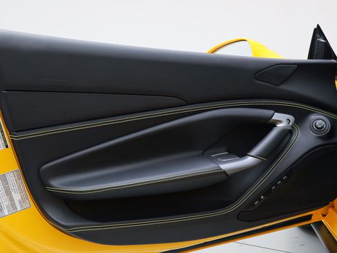 Certified 2022 Ferrari F8 Tributo RWD image 32