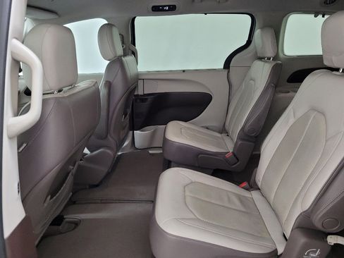 Used 2019 Chrysler Pacifica Touring-L w/ Advanced Safetytec Group FWD image 18