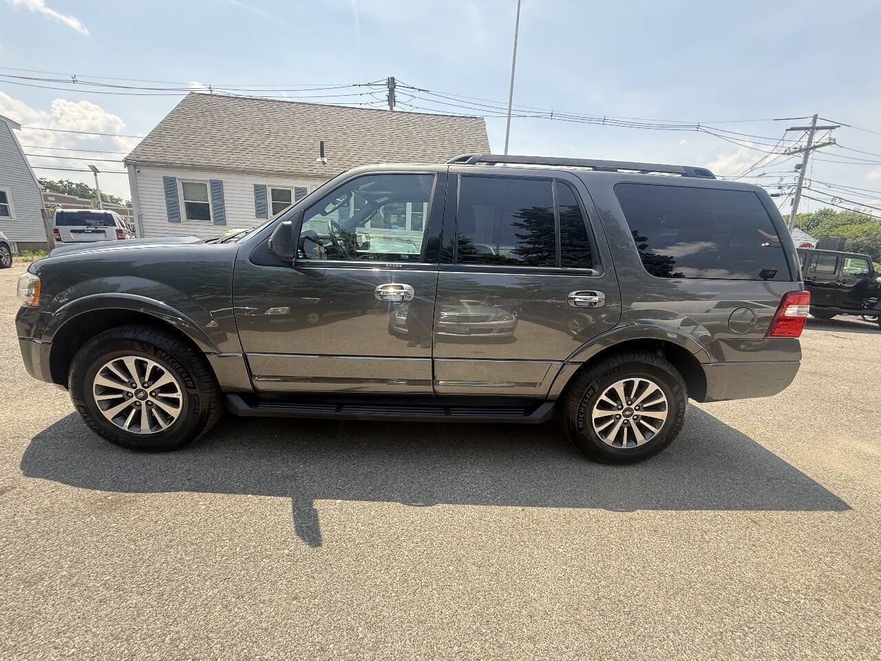 Used 2017 Ford Expedition XLT AWD/4WD image 2