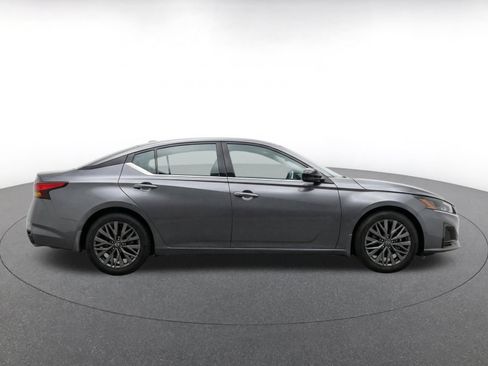 Used 2025 Nissan Altima 2.5 SV FWD image 9