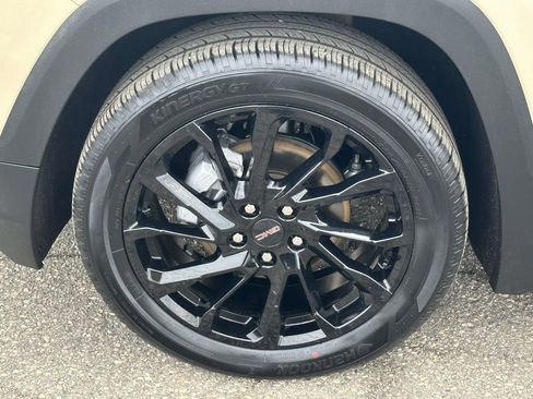 Used 2023 GMC Terrain SLE w/ Driver Convenience Package image 9