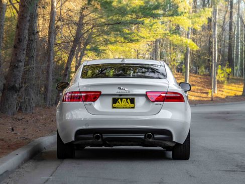 Used 2019 Jaguar XE Premium image 36