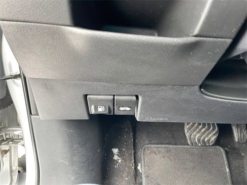 Used 2020 Nissan Kicks SV image 28