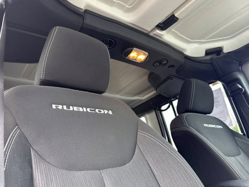 Used 2018 Jeep Wrangler Unlimited Rubicon w/ Connectivity Group AWD/4WD image 18