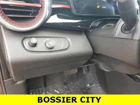 Certified 2025 Chevrolet Trax RS w/ Sunroof Package image 18