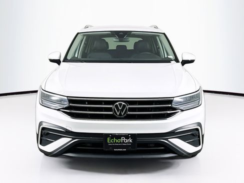 Used 2024 Volkswagen Tiguan SE image 2