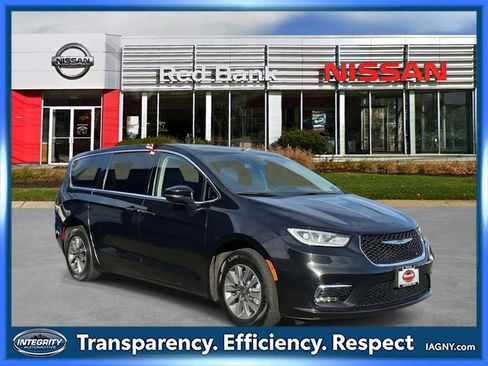 Used 2023 Chrysler Pacifica Touring-L FWD image 1
