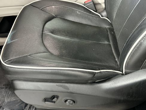 Used 2023 Chrysler Pacifica Limited FWD image 12