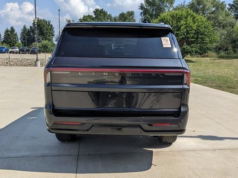 Used 2026 Lincoln Navigator L Premier AWD/4WD image 4