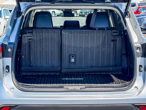 Used 2023 Toyota Highlander XLE FWD image 27