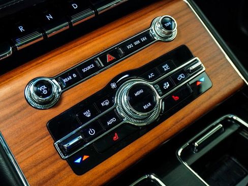 Used 2024 Lincoln Aviator Reserve AWD/4WD image 29