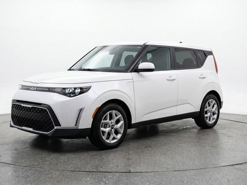 Used 2025 Kia Soul LX w/ LX Technology Package FWD image 3