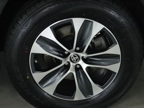 Certified 2023 Toyota Highlander XLE image 11