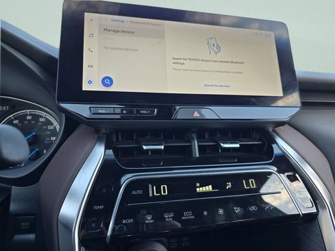 Used 2023 Toyota Venza XLE AWD/4WD image 5