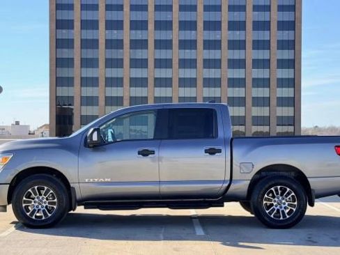 Used 2024 Nissan Titan SV w/ SV Convenience Package image 3