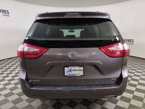 Used 2017 Toyota Sienna XLE Premium w/ Protection Package FWD image 4