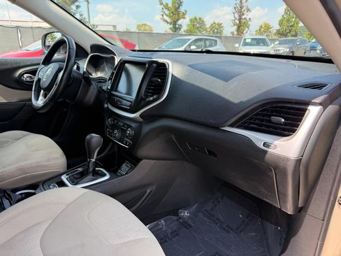 Used 2015 Jeep Cherokee Latitude w/ Comfort/Convenience Group FWD image 19