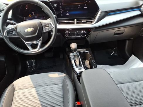 Used 2025 Chevrolet Trax LT w/ LT Convenience Package FWD image 10