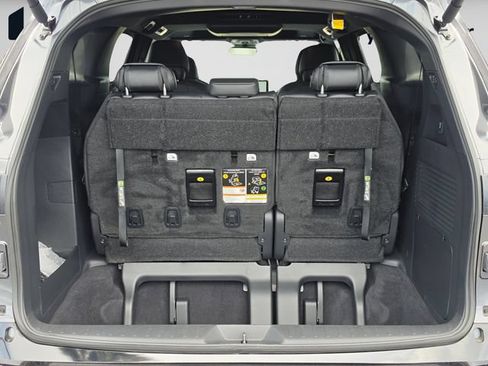 Used 2025 Toyota Sienna Limited FWD image 18
