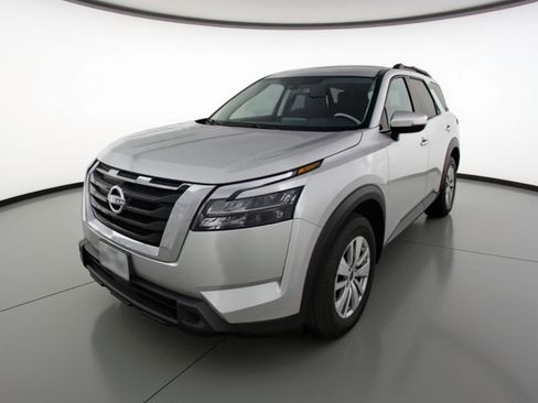 Used 2025 Nissan Pathfinder SV image 2