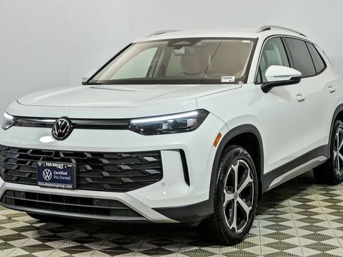 Used 2025 Volkswagen Tiguan SE AWD/4WD image 5