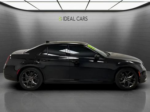 Used 2022 Chrysler 300 Touring w/ Sport Appearance Package RWD image 4