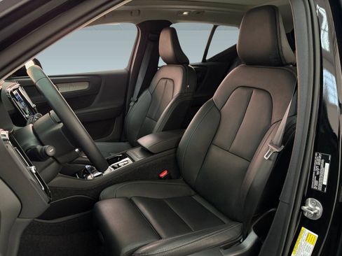 Used 2025 Volvo XC40 B5 Plus image 5