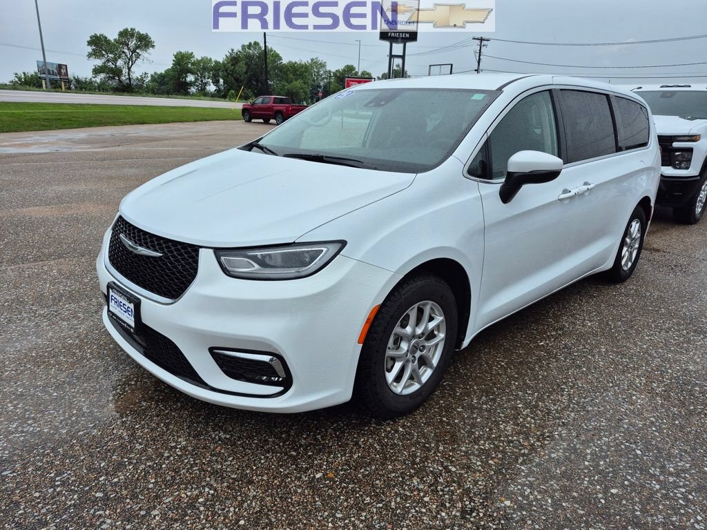Used 2023 Chrysler Pacifica Touring-L FWD image 1