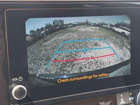 Used 2025 Toyota Highlander LE FWD image 27