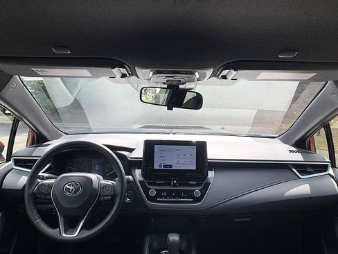 Certified 2025 Toyota Corolla SE FWD image 18