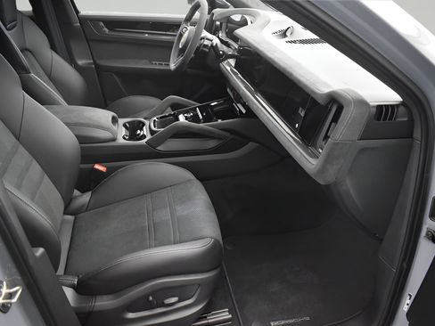 Certified 2024 Porsche Cayenne Turbo GT AWD/4WD image 10