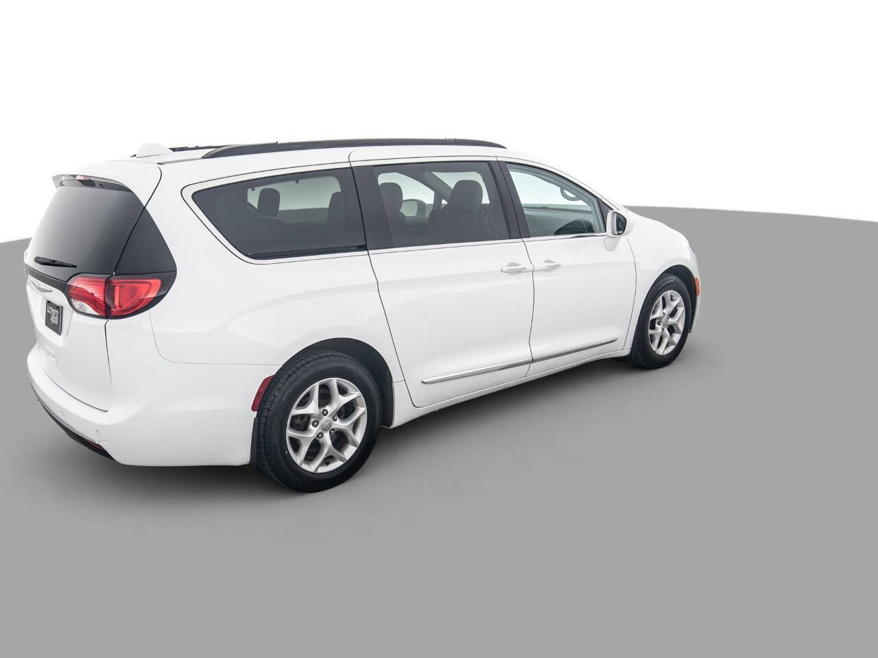 Used 2017 Chrysler Pacifica Touring-L w/ Tire & Wheel Group FWD image 5