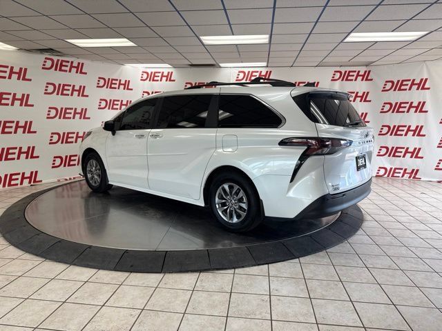 Used 2025 Toyota Sienna XLE w/ XLE Plus Package FWD image 17