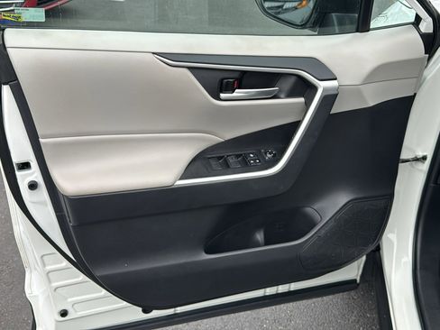 Used 2021 Toyota RAV4 XLE w/ Convenience Package FWD image 11