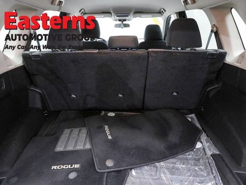 Used 2021 Nissan Rogue SV image 9