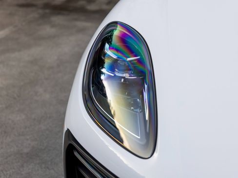 Certified 2025 Porsche Macan image 14