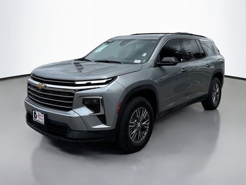 Used 2024 Chevrolet Traverse LT FWD image 3