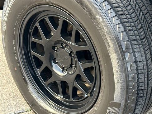 Used 2023 Nissan Frontier SV w/ SV Convenience Package image 12