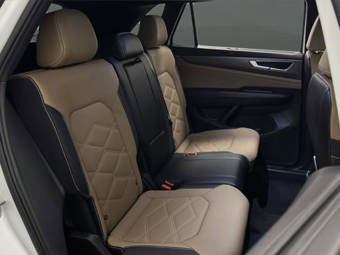 Used 2024 Volkswagen Atlas Cross Sport SE image 9