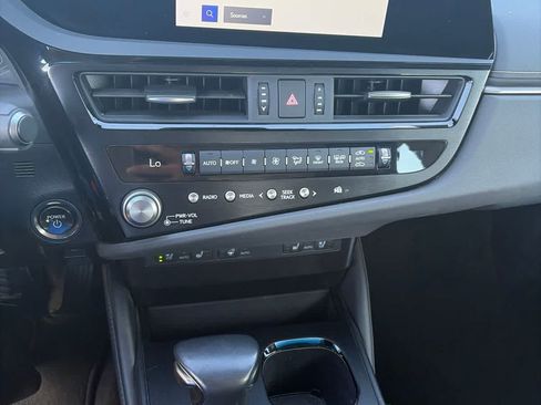 Used 2025 Lexus ES 300h w/ Premium Package FWD image 3