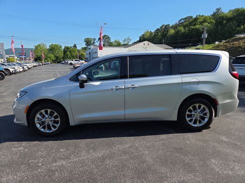Used 2023 Chrysler Pacifica Touring-L AWD/4WD image 7