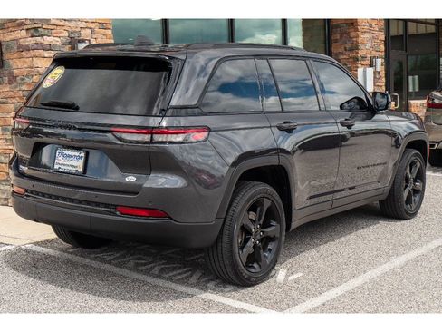 Used 2023 Jeep Grand Cherokee Altitude AWD/4WD image 3