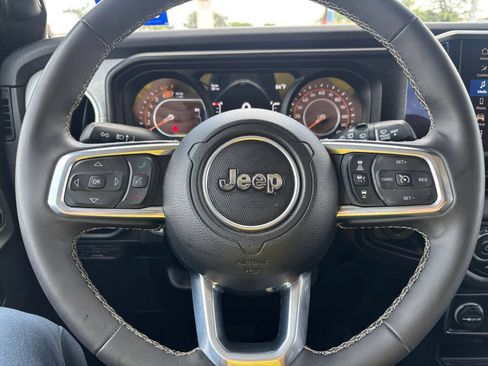 Used 2025 Jeep Wrangler Unlimited Sahara AWD/4WD image 27