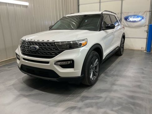 Used 2022 Ford Explorer XLT w/ Equipment Group 202A image 3